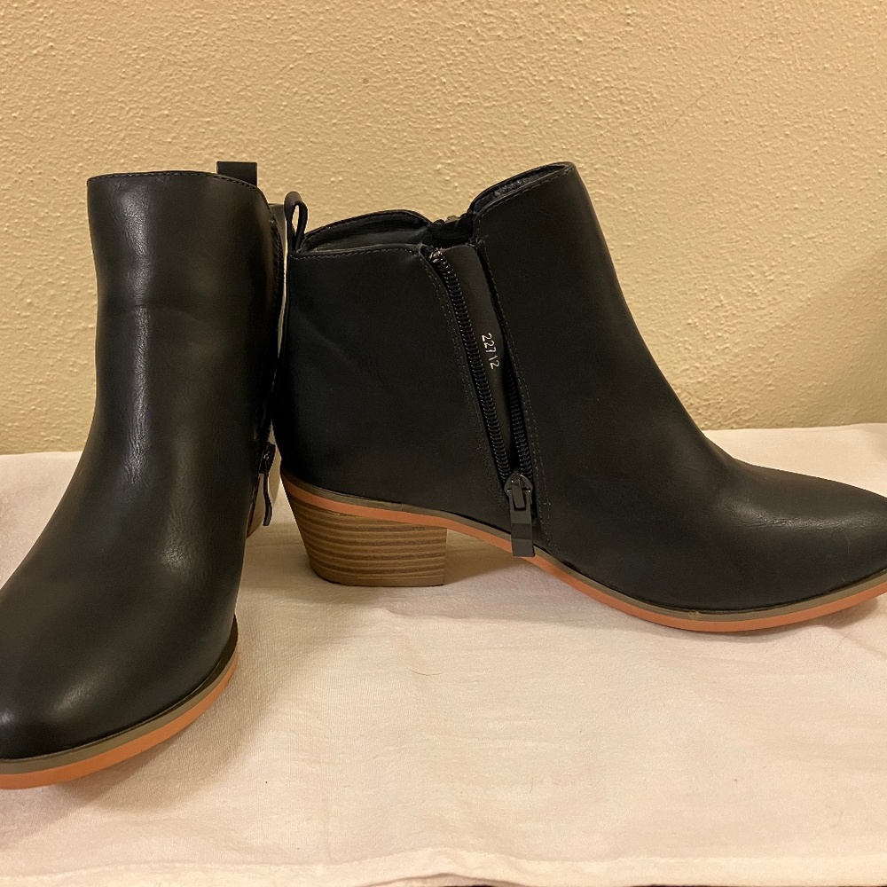 Ankle Boots size 7 in Navy Blue